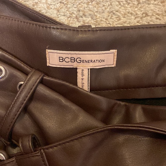 HIGH-WAISTED FAUX LEATHER CROP PANT - Picture 2 of 4